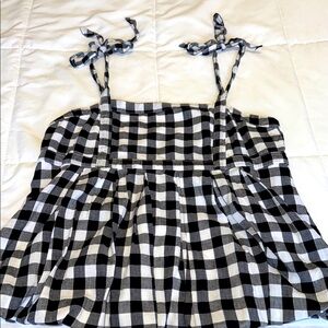 Old Navyblack and White Checkered crop peplum top.
XS